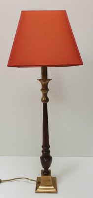 Sfeerlamp met messing 4 kant voet en vierkant rode lampenkap