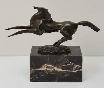 modern artestiek bronzen paard op marmer 