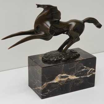 modern artestiek bronzen paard op marmer 