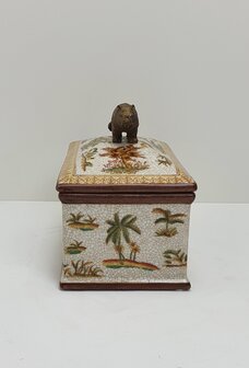 Aardewerk decoratieve box exotisch beschilderd met palmbomen met deksel en messing nijlpaard als handvat. 