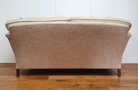 Bank Engelse sofa met hoge strakke arm en messing wiel