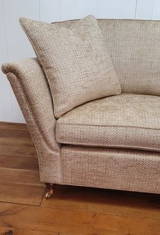 Bank Engelse sofa met hoge strakke arm en messing wiel