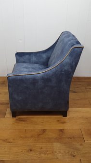 Fauteuil in blauwe velours met contra biezen. Vaste strakker rug met arm en los kussen