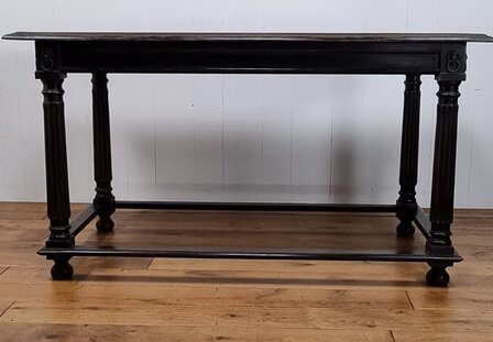 &ampquot;Renaissance&ampquot; Center Table  Midden tafel met poten in renaissancestijl, afgewerkt met typische bronzen leeuwenkop