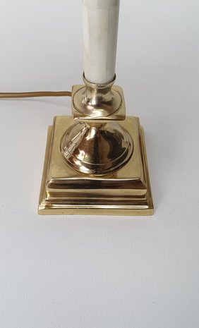 roomwit met messing detail lampvoet in combinatie met een geplooide lampenkap