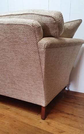 Bank Engelse sofa met hoge strakke arm en messing wiel