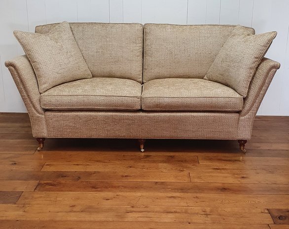 Bank Engelse sofa met hoge strakke arm en messing wiel