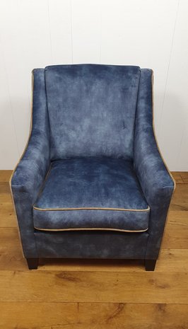 Fauteuil in blauwe velours met contra biezen. Vaste strakker rug met arm en los kussen